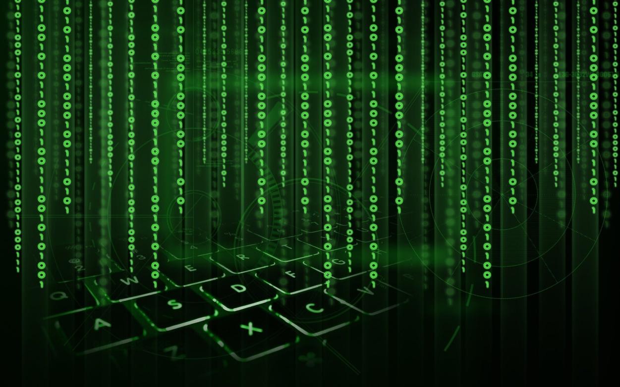 grüne Computerbefehle vor einer Tastatur
