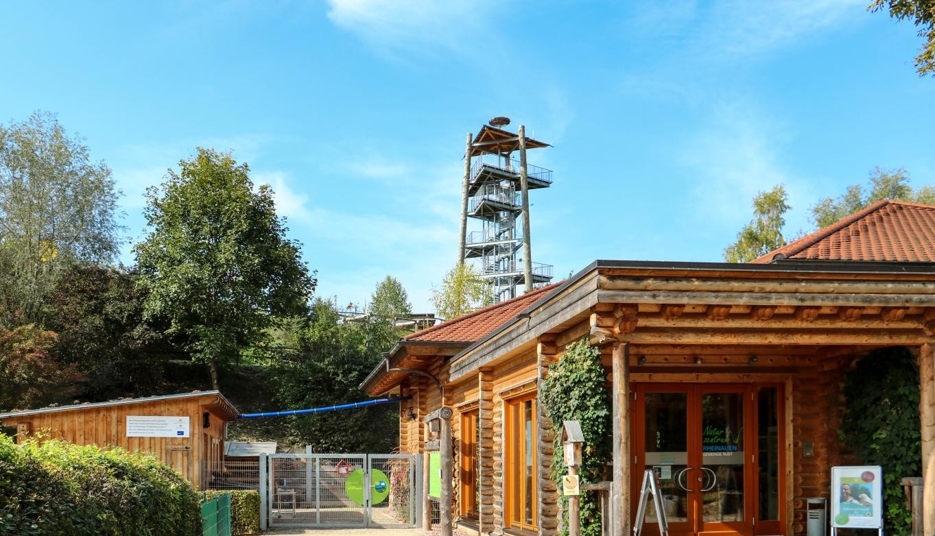 Naturzentrumsgebäude, im Hintergrund der Klimawandelgarten mit dem Aussichtsturm