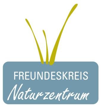Logo Freundeskreis Naturzentrum, oben drei grüne Grashalme, darunter in einem taubenblauen Rechteck die weiße Schrift "Freundeskreis Naturzentrum"