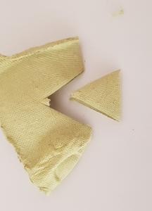 Aus Eierkartonresten einen Schnabel in Form eines Dreiecks zuschneiden Aus Eierkartonresten einen Schnabel in Form eines Dreiecks zuschneiden