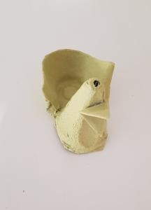 Ausgeschnittenen Schnabel an den Körper kleben Ausgeschnittenen Schnabel an den Körper kleben