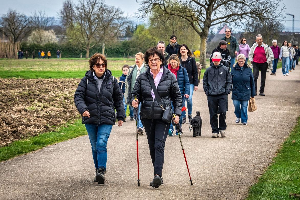 Frühlingsfest Viele Menschen laufen auf einem Feldweg entlang Richtung Kamera