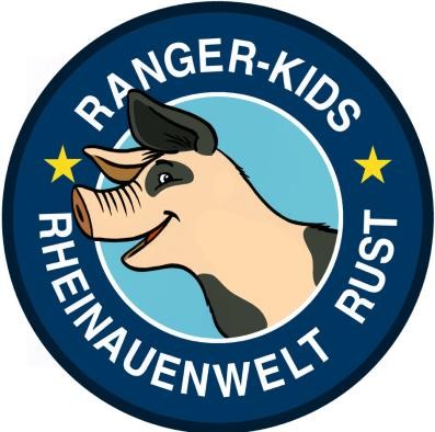 Anatol, das Waldschwein auf hellblauem Hintergrund, drumherum ein dunkelblauer Rahmen mit weißem Schriftzug "Ranger-Kids Rheinauenwelt Rust"