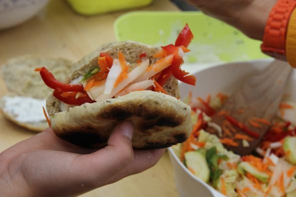 ein über Feuer gerösteter Burger, gefüllt mit Gemüseraspeln