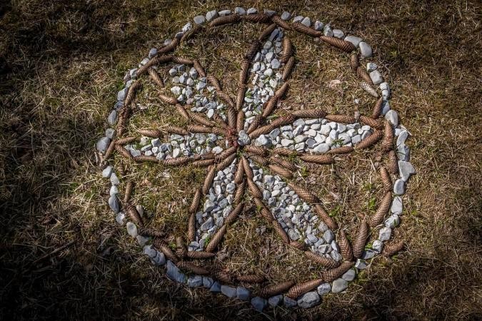 Steine als Kunstwerk auf dem Boden