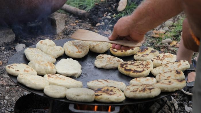 Brötchen werden auf dem Feuer gebacken Brötchen werden auf dem Feuer gebacken