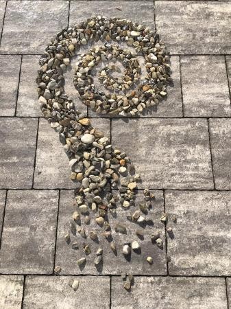 Steine als Kunstwerk auf dem Boden