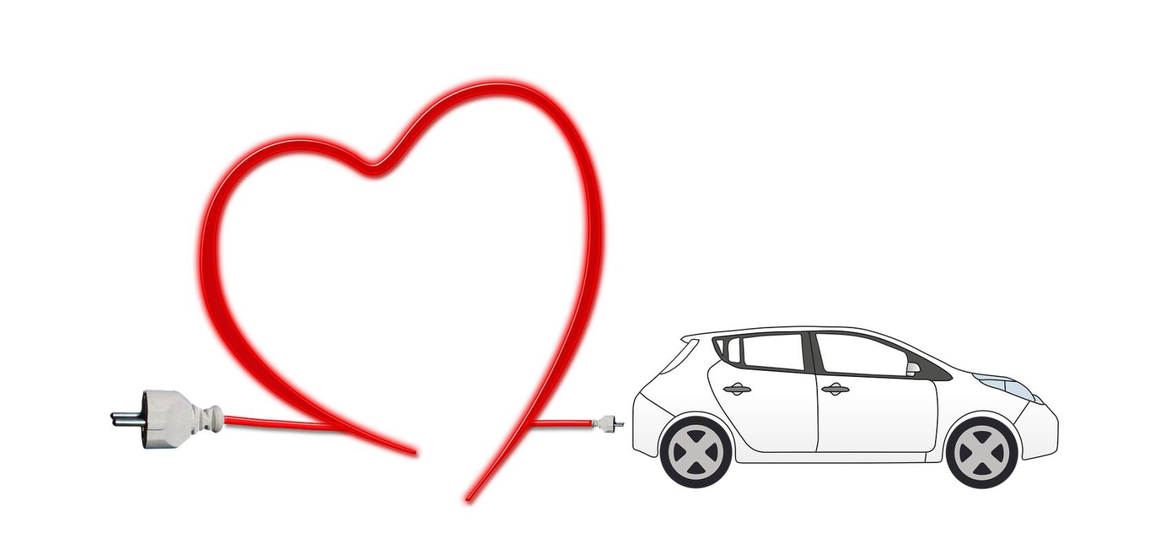 Elektroauto, dessen rotes Ladekabel ein Herz formt