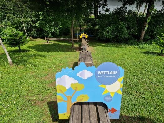 Murmelbahn Murmelbahn mit zwei Bahnen und Schild mit Schriftzug "Wettlauf"