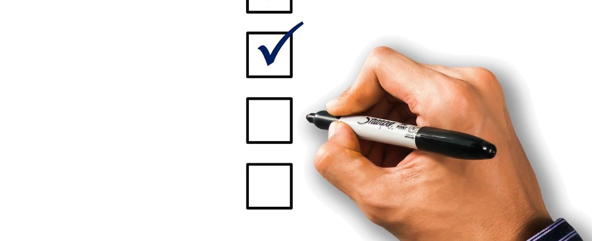 Notfallvorsorge sieben Toilettenpapierrollen liegen pyramidenförmig aufeinander, kreuz und quer gestabelt