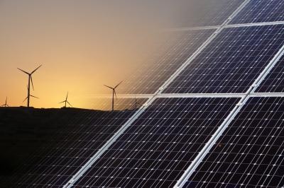 Fotocollage. Links im Bild Shilouetten von Windrädern vor einem Sonnenuntergang, rechts Solarpanels